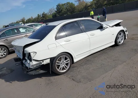 2012 Mercedes-Benz C 250 Sport z USA, uszkodzony, nr VIN WDDGF4HBXCR212565